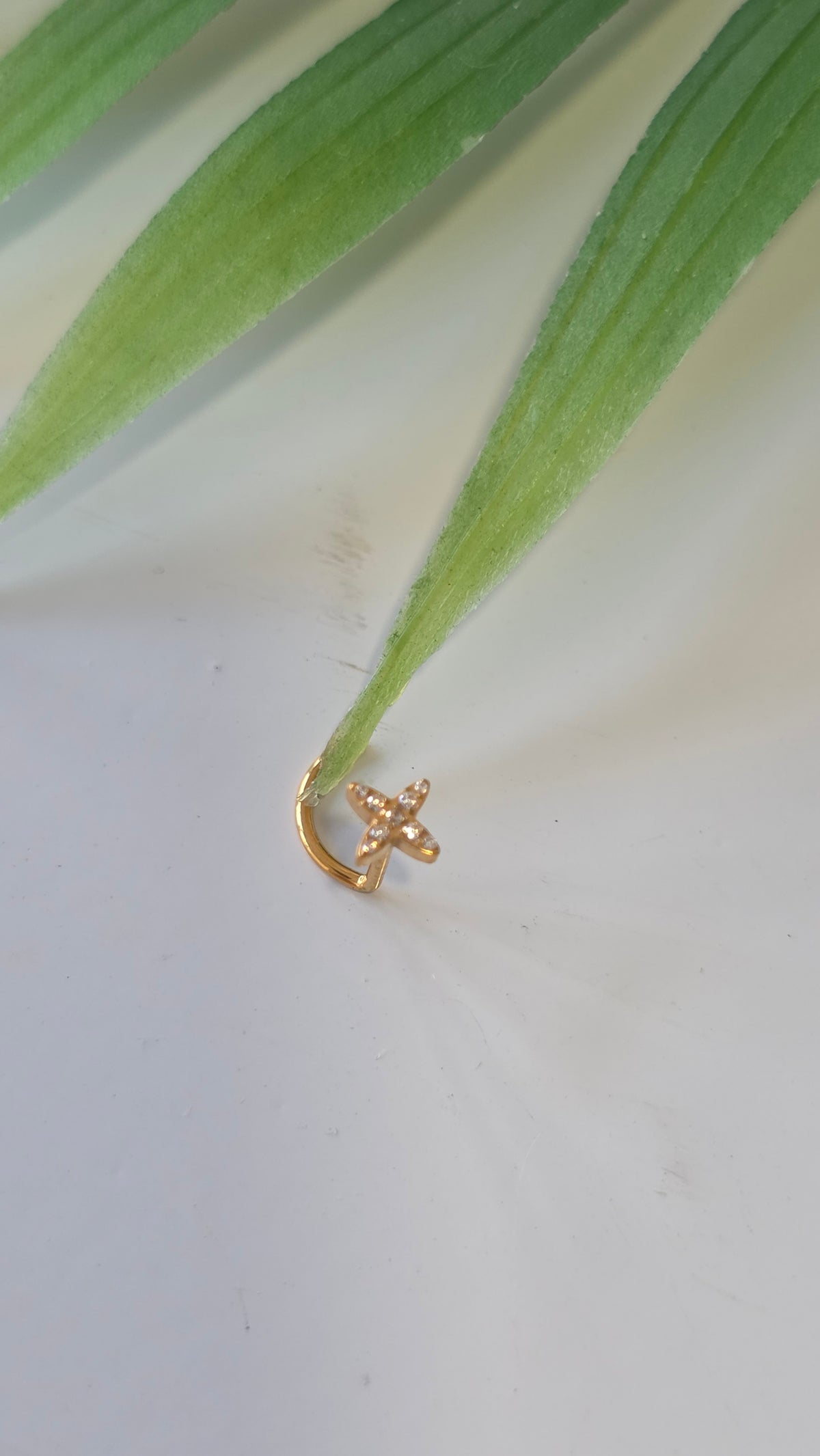Piercing nez croix strass tire bouchon