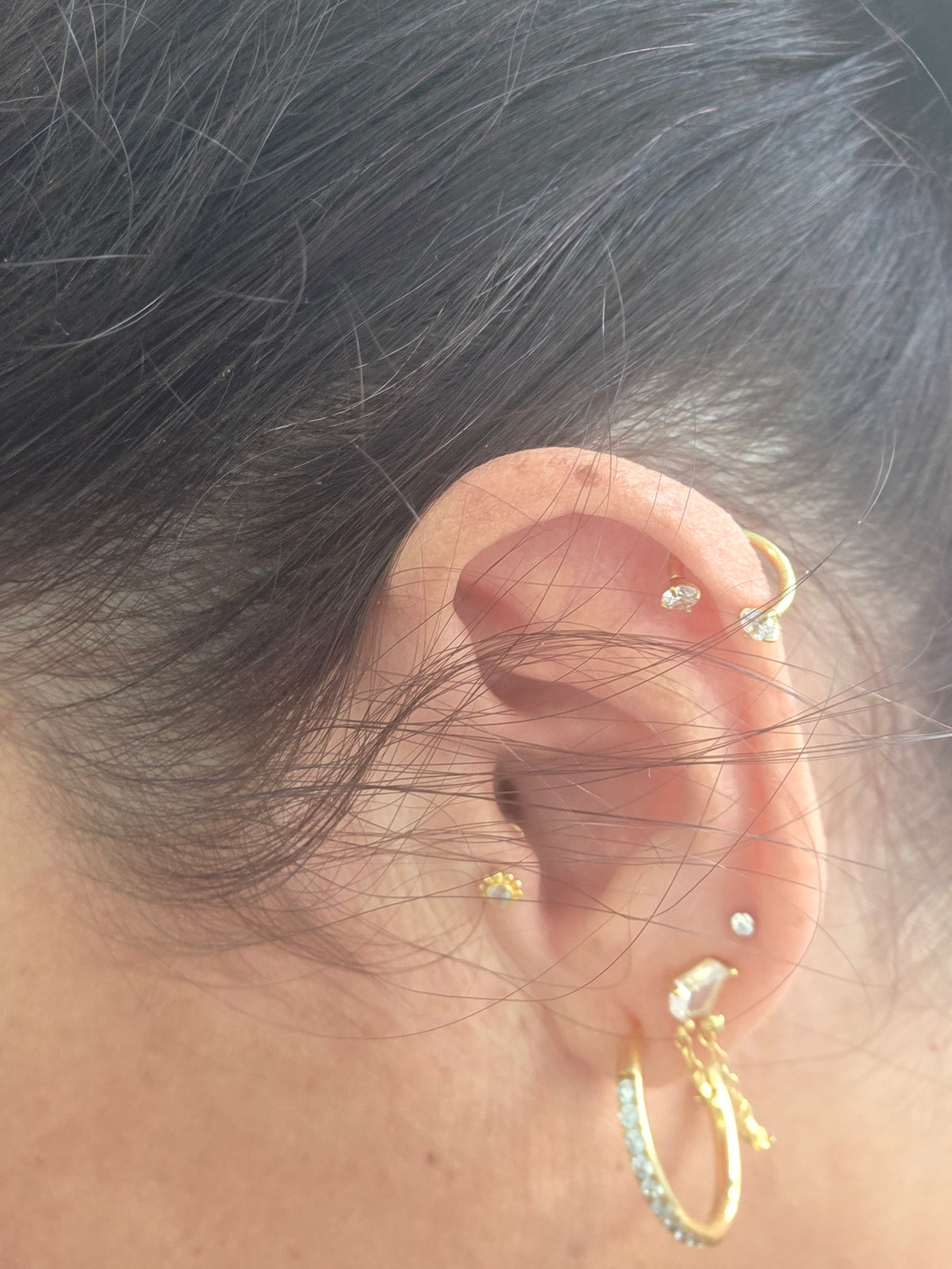 Piercing anneau 2 strass griffe Lobes, helix, tragus, conch