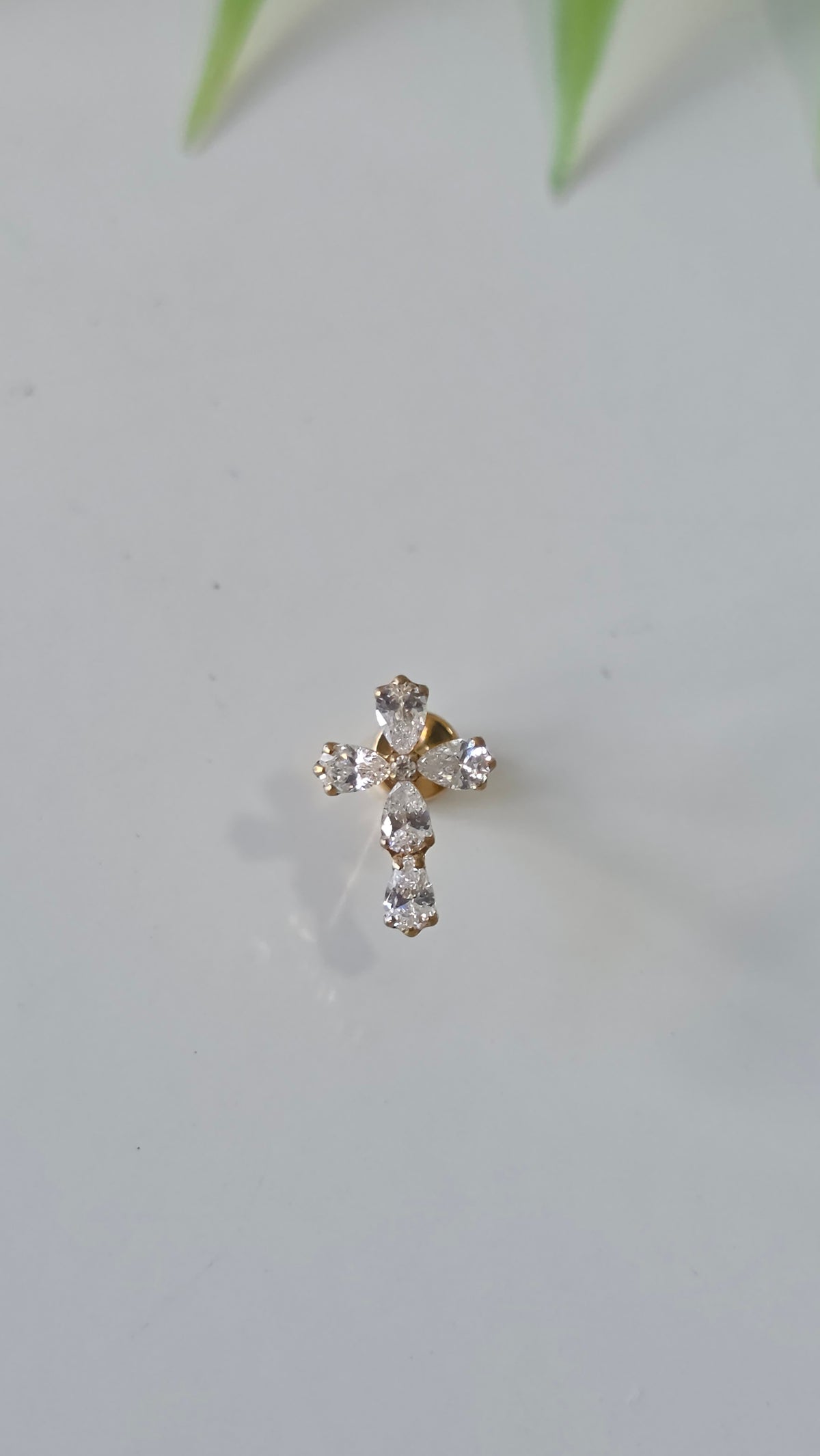Piercing Labret croix strass ovale métal Titane