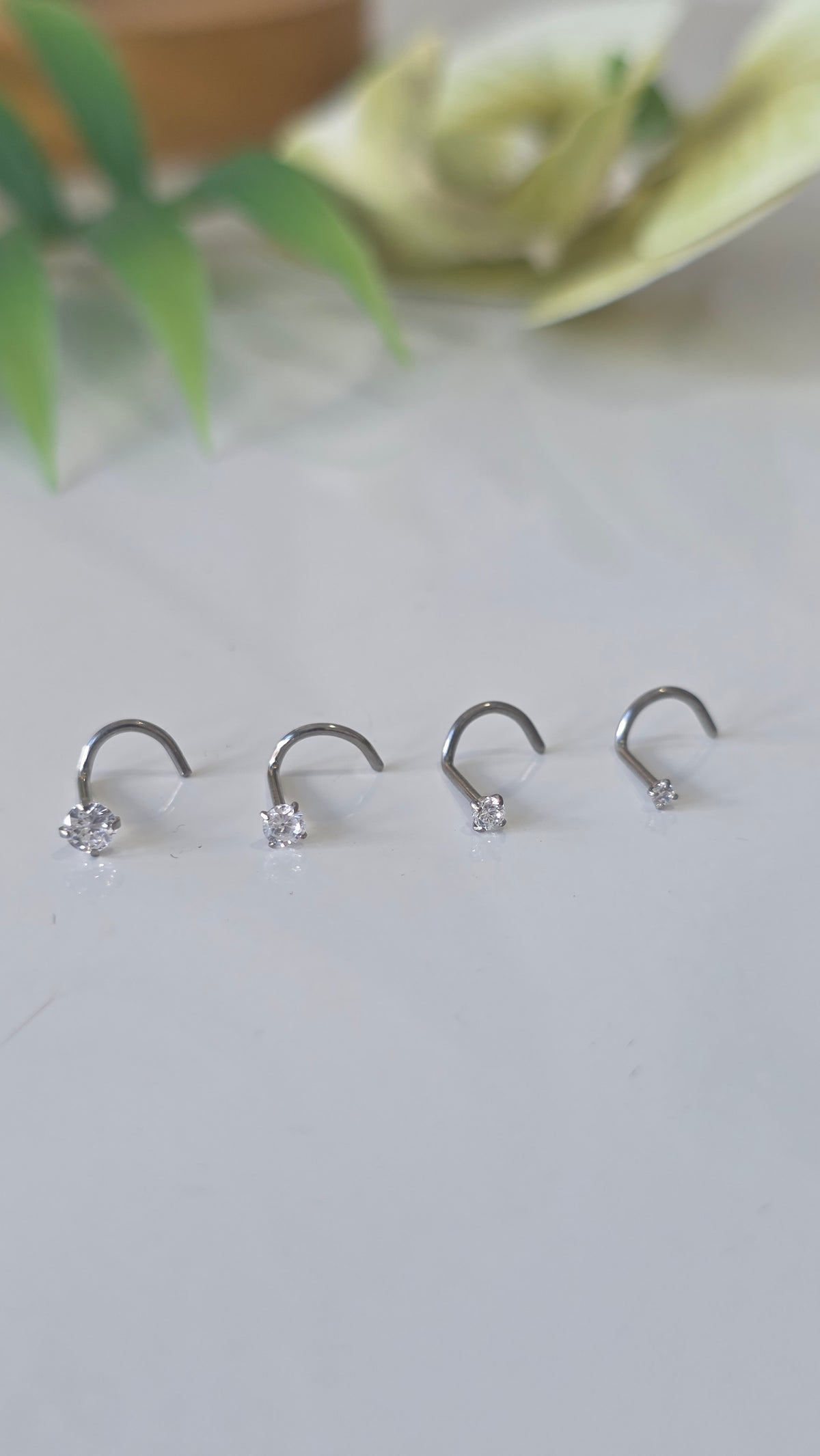 Piercing nez Strass griffe tire bouchon