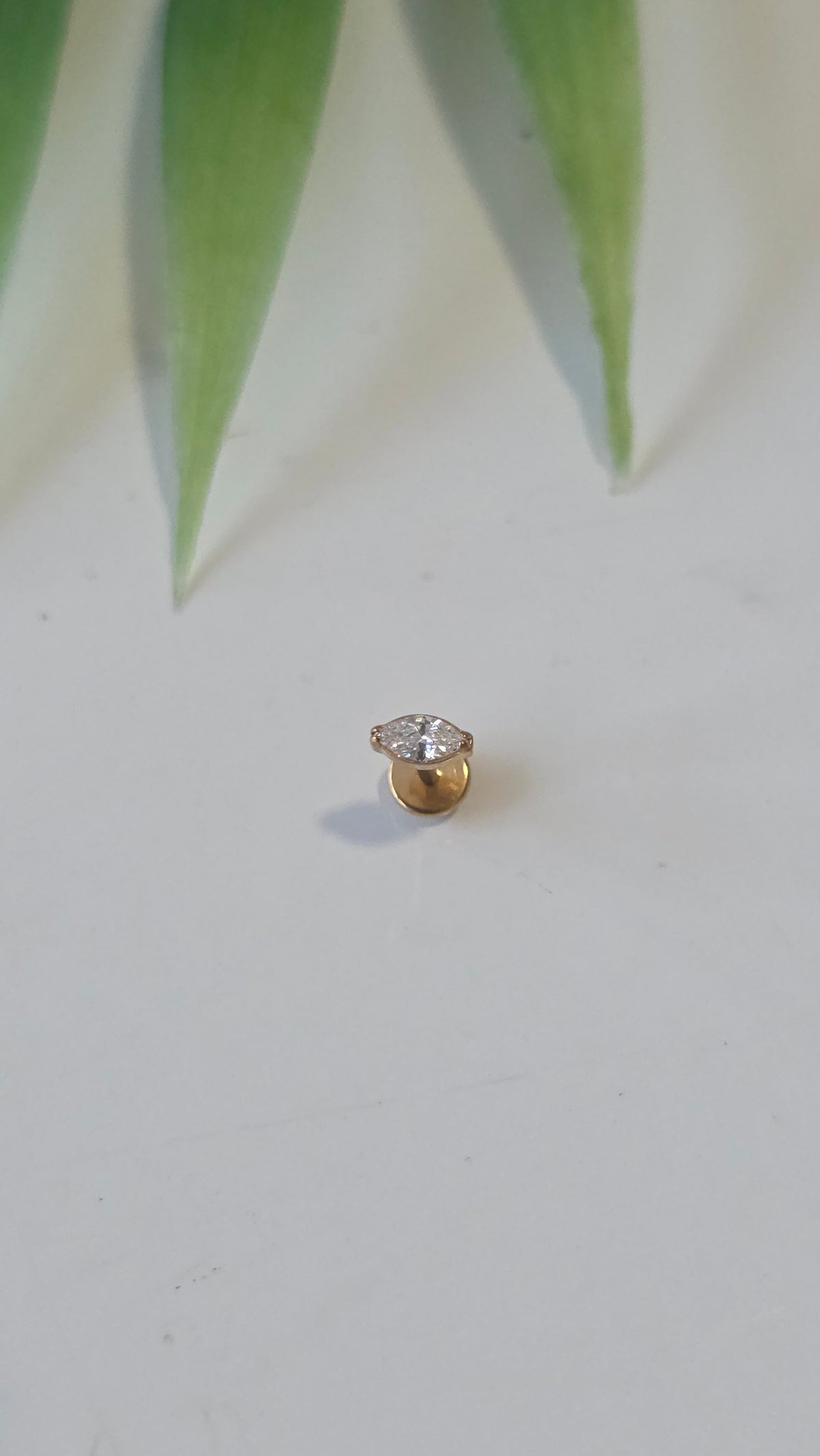 Piercing Labret oeil de chat