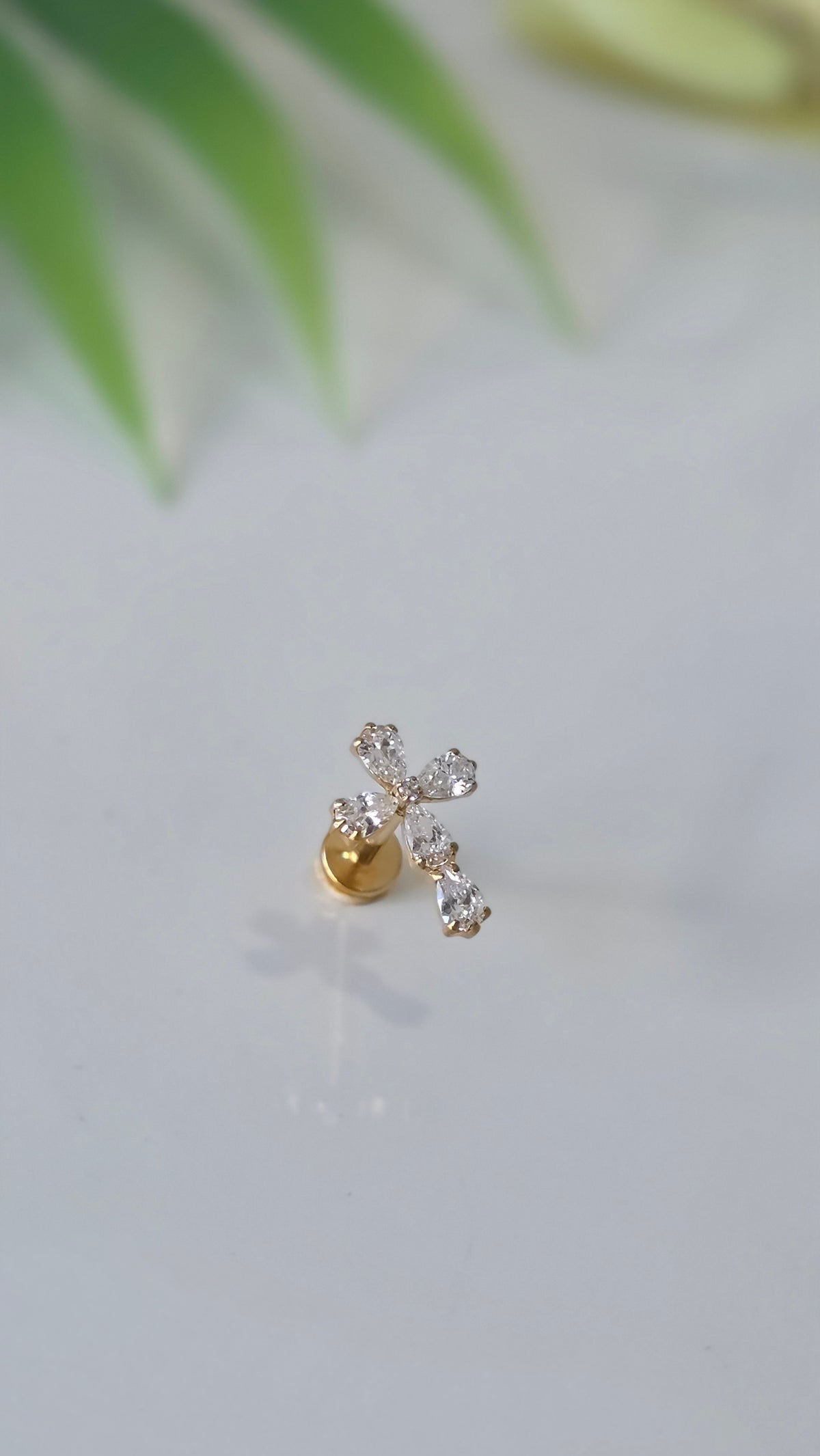 Piercing Labret croix strass ovale métal Titane