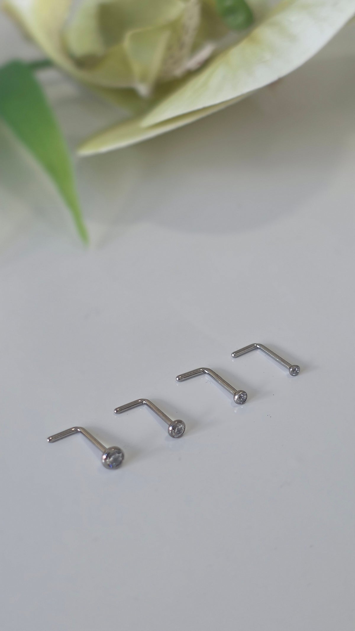 Piercing nez T Strass