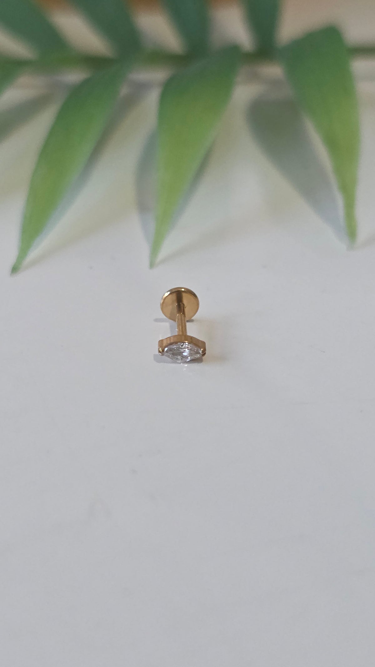 Piercing Labret oeil de chat