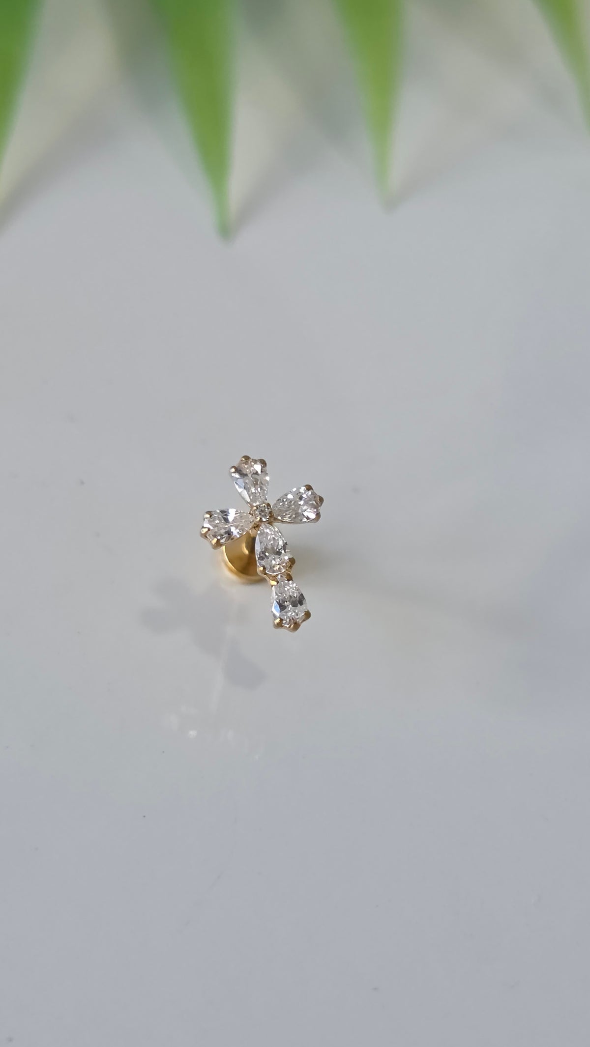 Piercing Labret croix strass ovale métal Titane