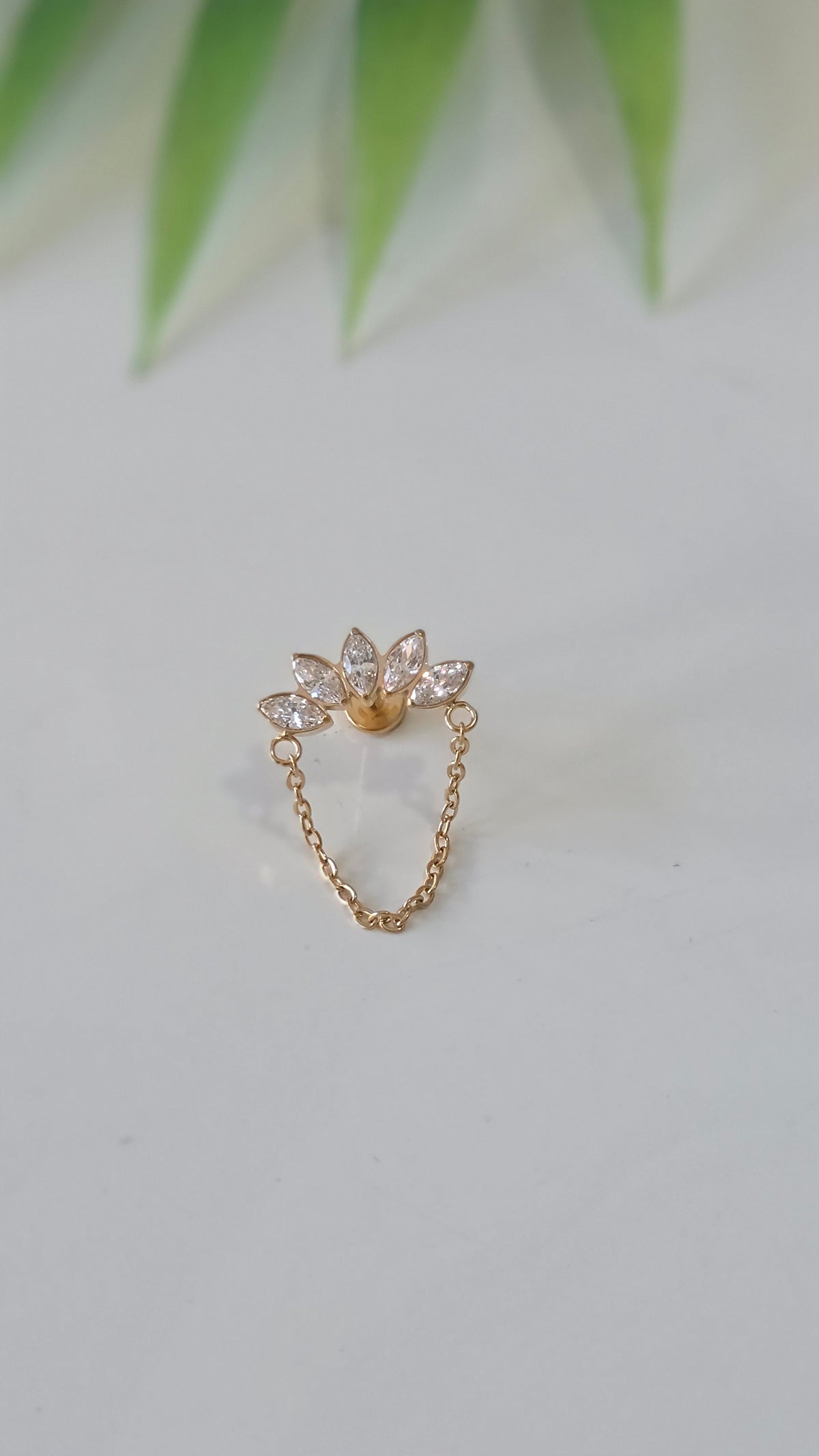 Piercing Labret  Marquise 5 strass et chainette