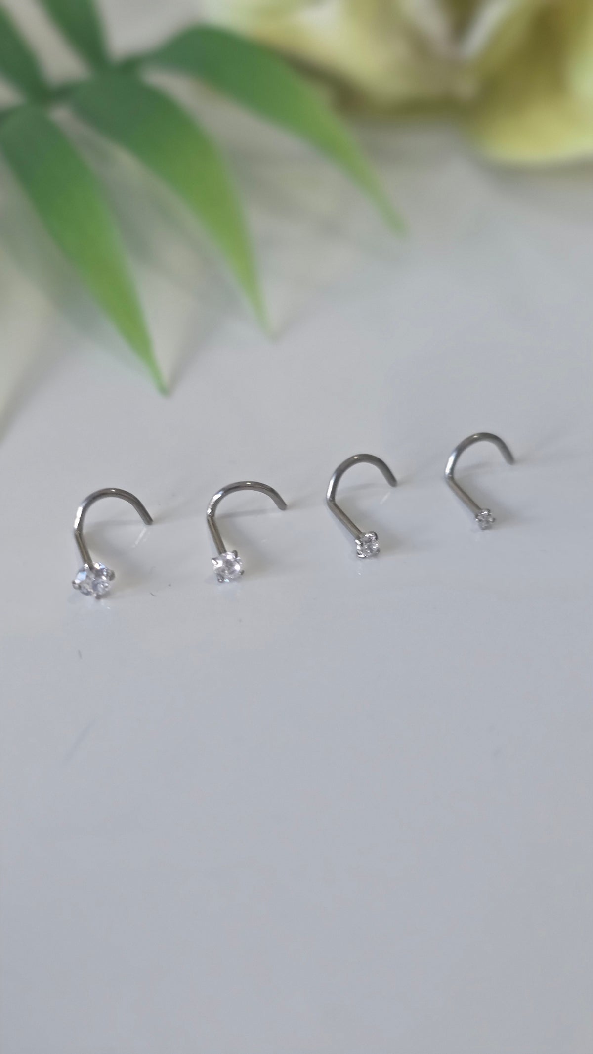 Piercing nez Strass griffe tire bouchon