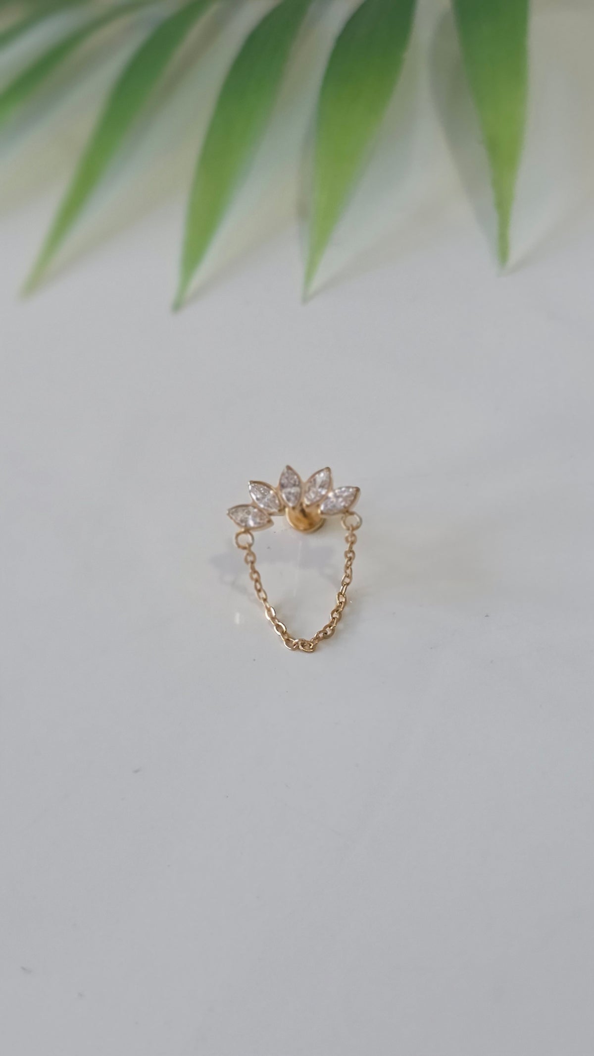 Piercing Labret  Marquise 5 strass et chainette