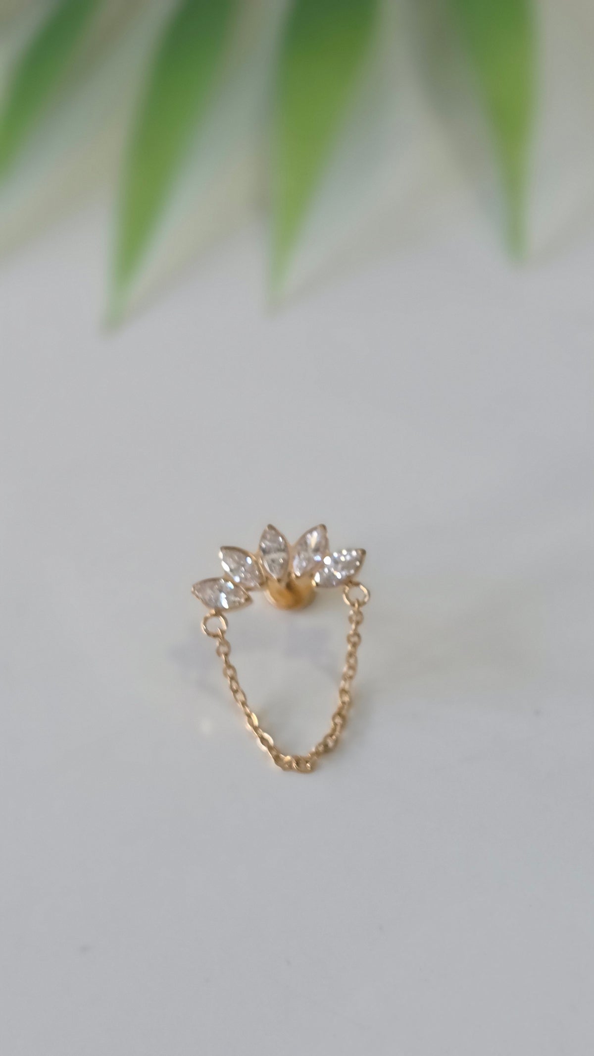 Piercing Labret  Marquise 5 strass et chainette
