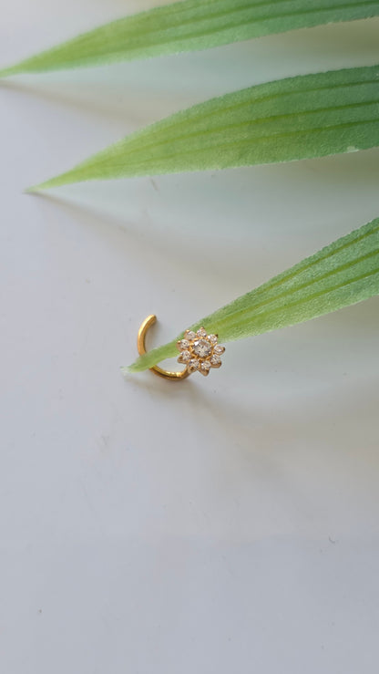 Piercing marguerite strass tire bouchon