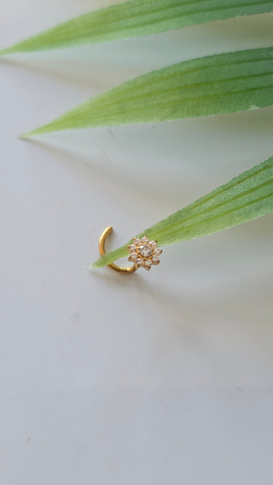 Piercing marguerite strass tire bouchon