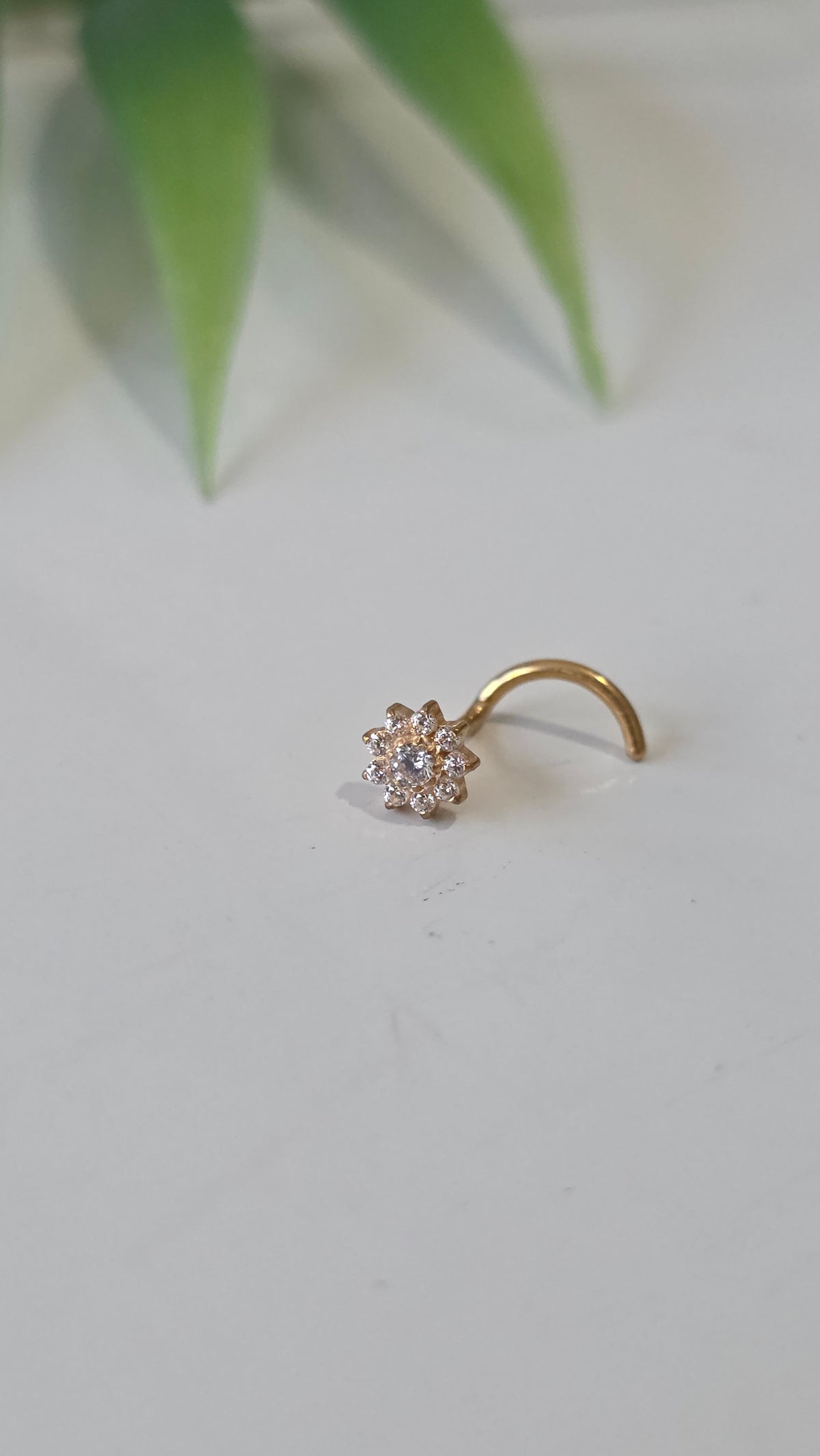 Piercing marguerite strass tire bouchon