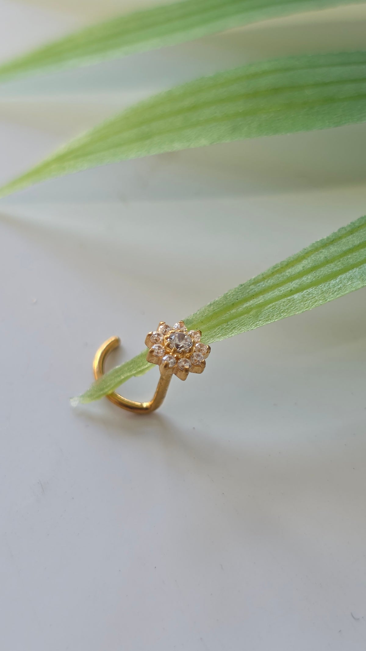 Piercing marguerite strass tire bouchon